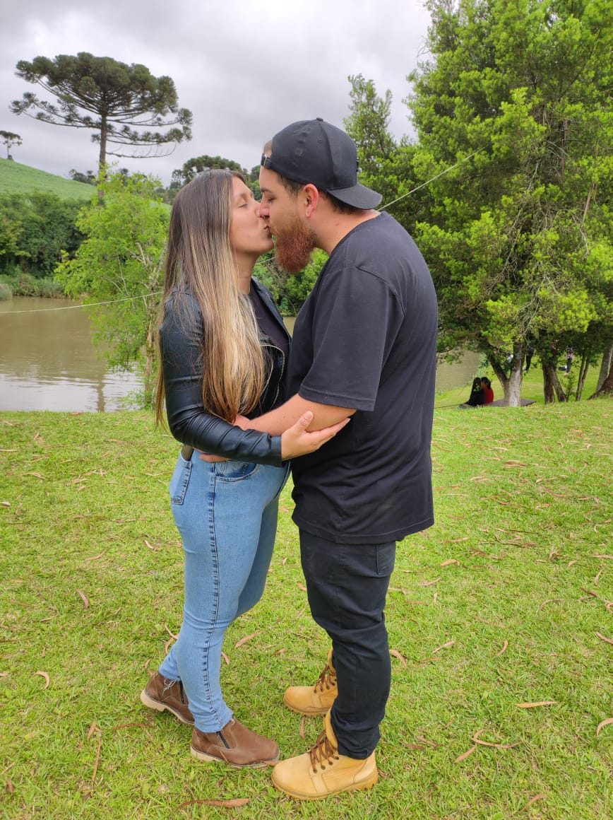 Alexandre e Ketelin: o beijo, entre as araucárias